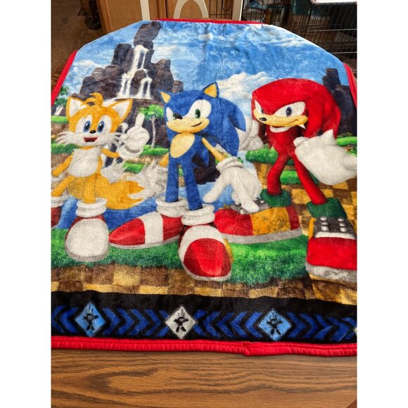 Sonic the Hedgehog red trimmed throw blanket with characters - Picture 1 of 7